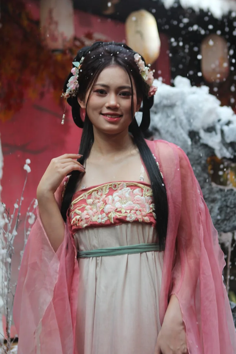 拍摄现场调度与素材检查的工作画面